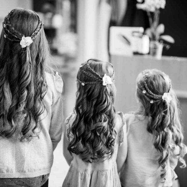 Coiffure de mariage pour enfants – cheveux longs bouclés avec fleur