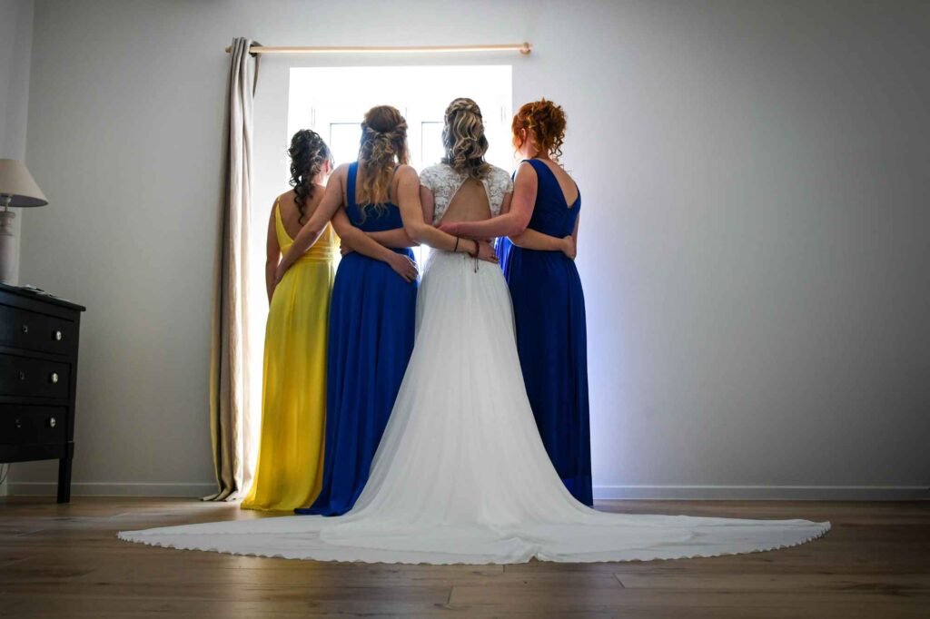 Shooting mariage Dolce Vita de la mariée et ses témoins vue de dos
