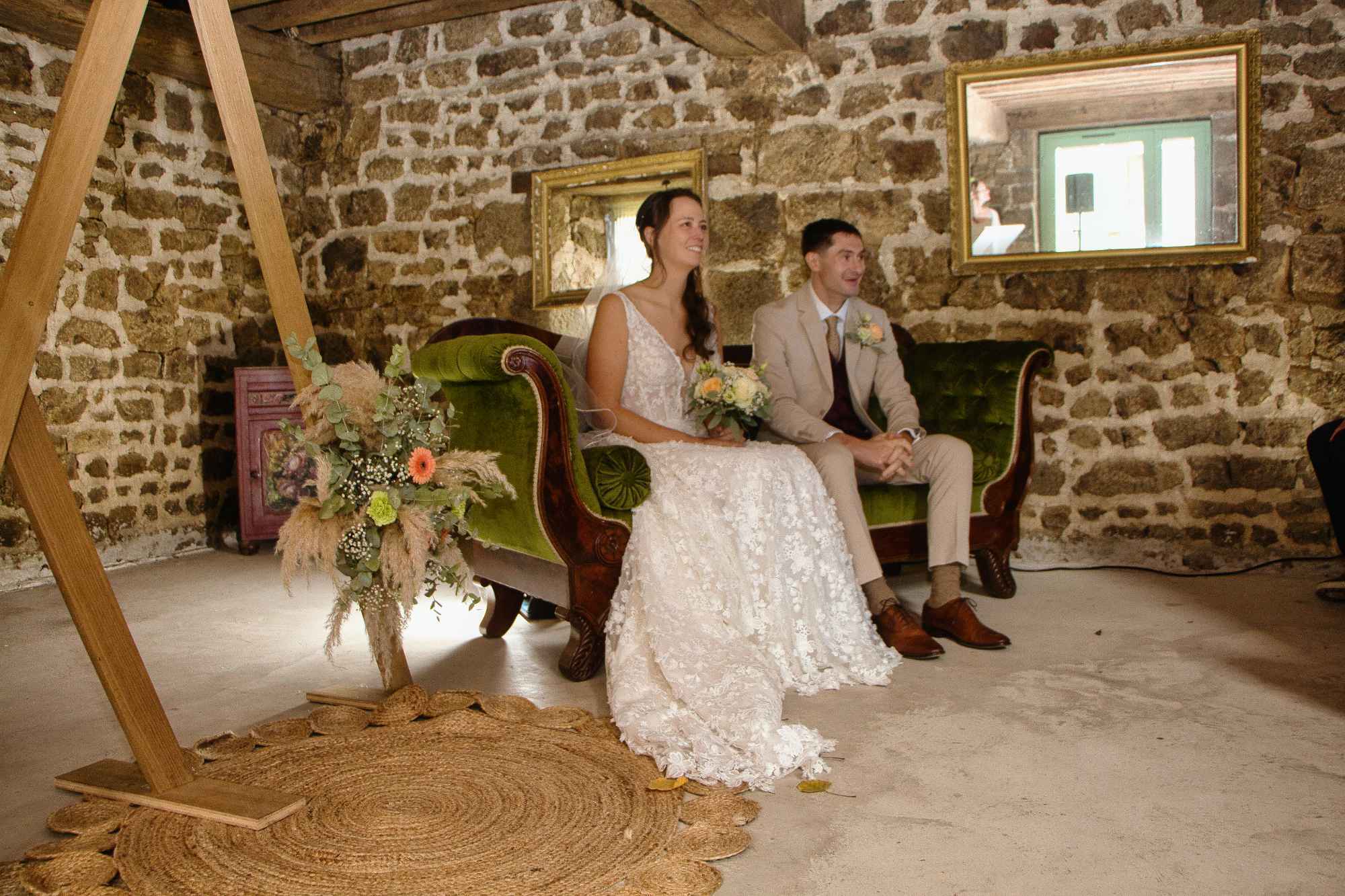 Mariés sur un canapé lors d'une cérémonie laique