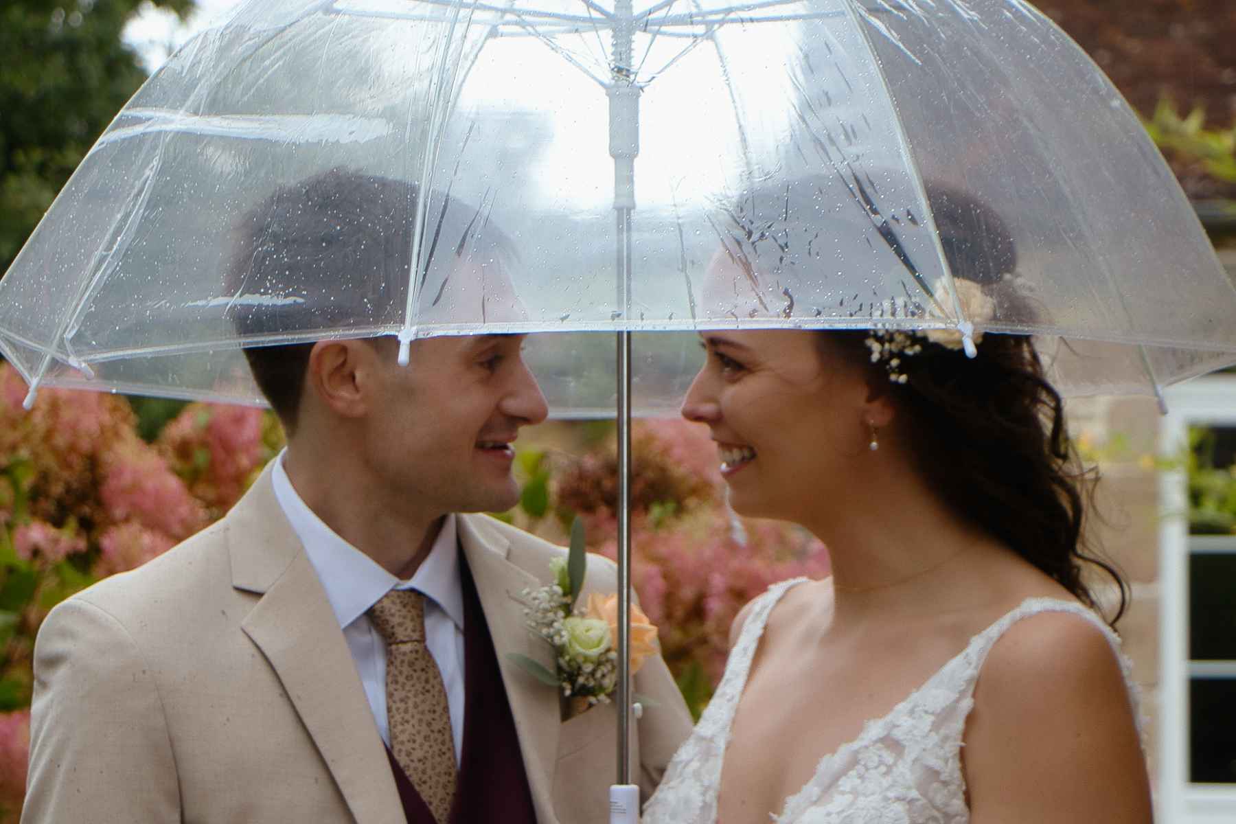 Mariés sous un parapluie