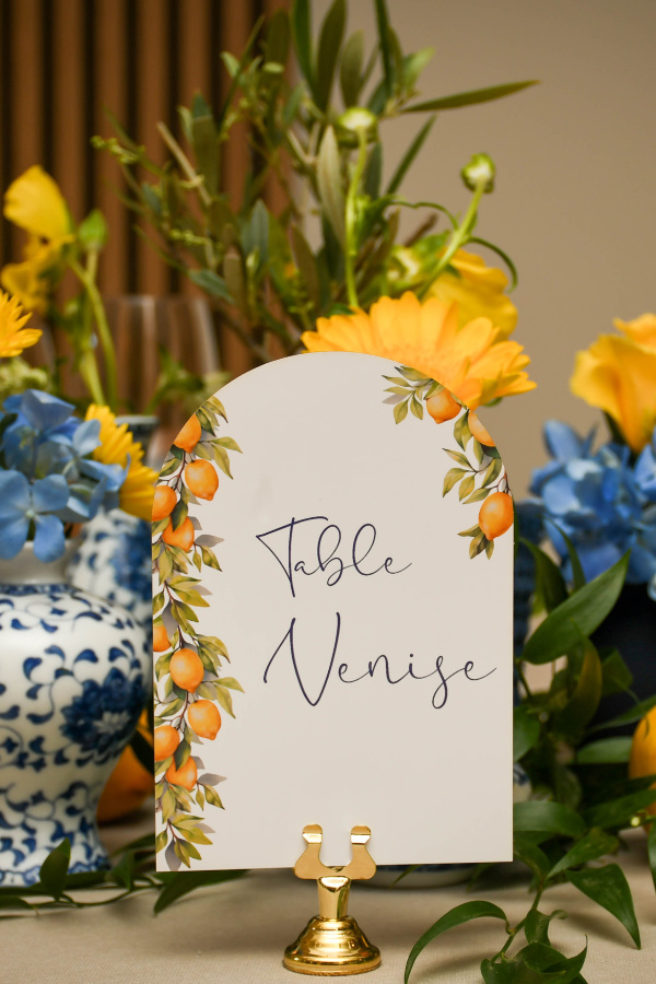Décoration de table bleu et jaune pour un mariage - ambiance méditerranéenne