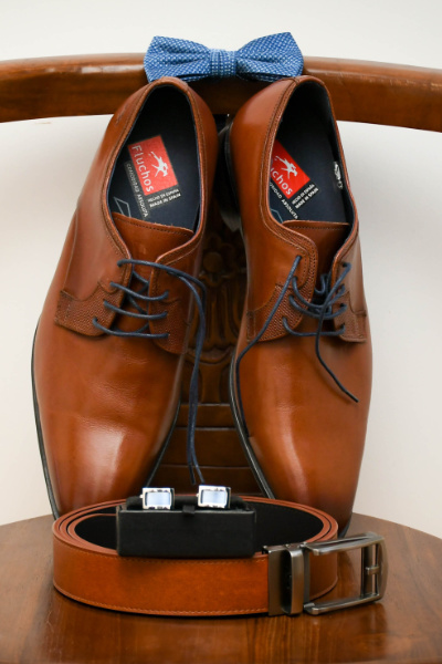 Chaussures et ceinture du marié