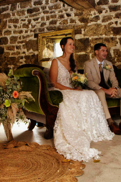 Cérémonie laïque en grange – mariés sur un canapé, décoration champêtre