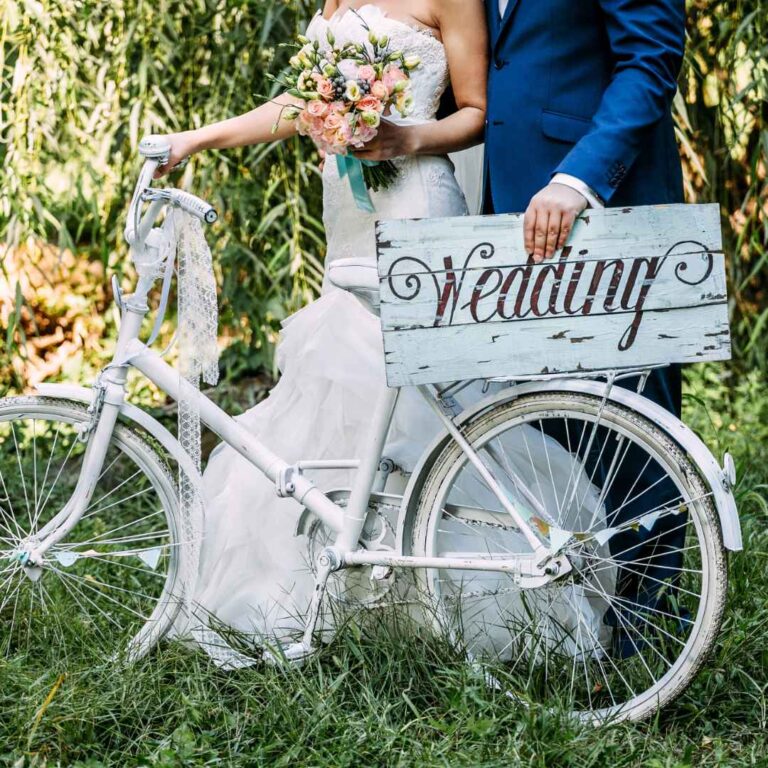 bride-groom-tenant-une-planche-de-bois-avec-mot-de-mariage-dessus